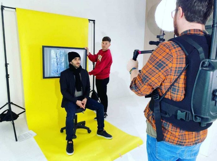 Behind the scenes shooting with a yellow green